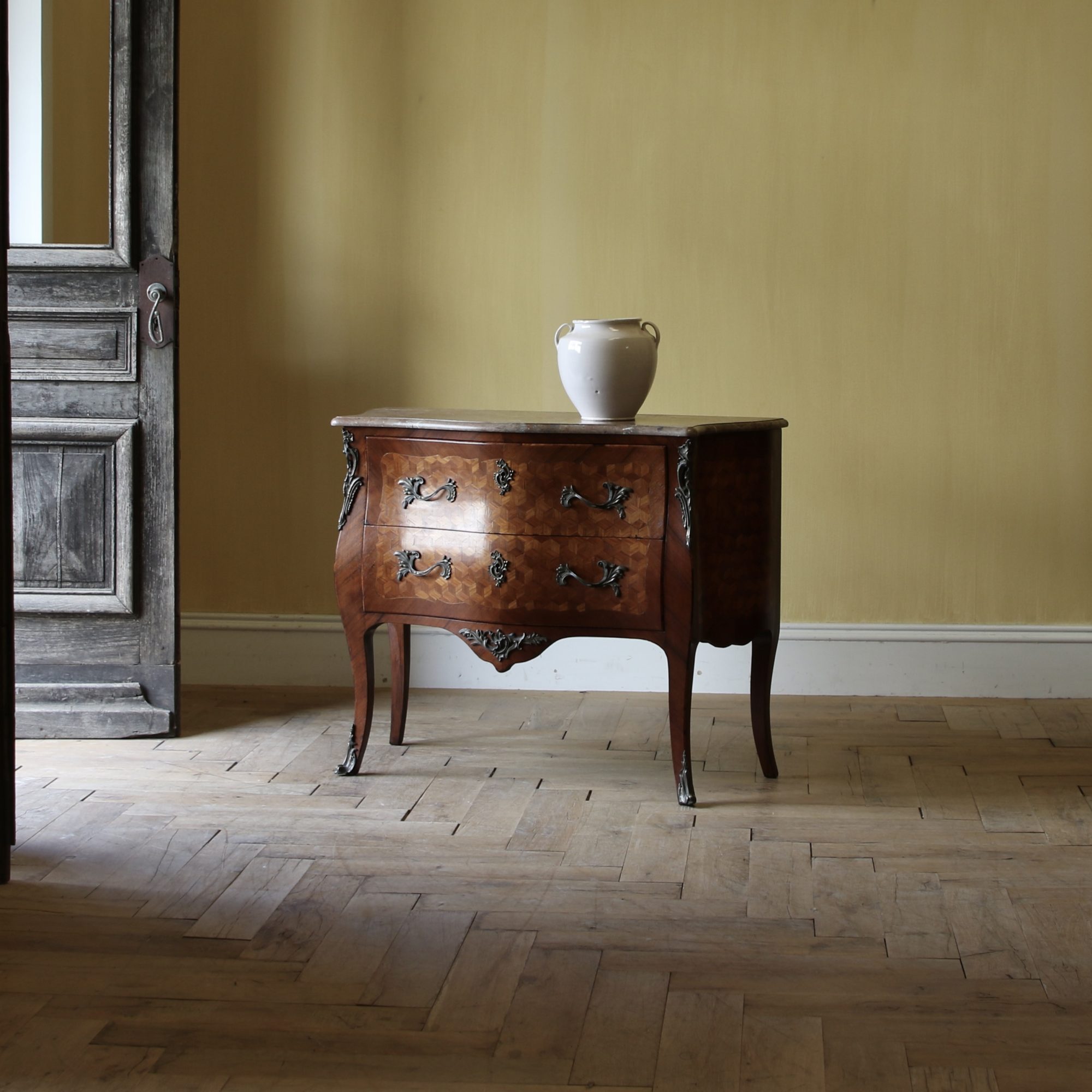 156-30 - Bombe Commode